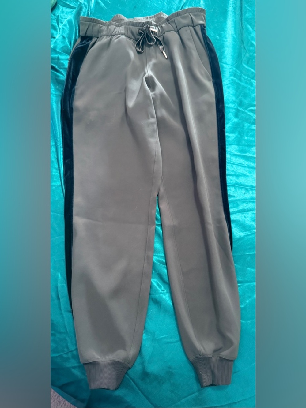 New lululemon Olive Green Women's on the fly Leggings with velvet strip down Sid
